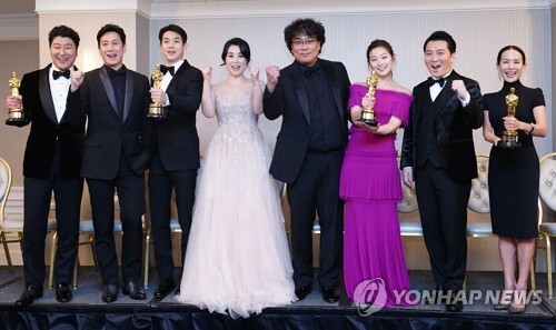 9일(현지시간) 열린 제92회 아카데미 시상식에서 작품·감독·각본·국제영화상 등 4관왕을 차지한 기생충의 봉준호 감독과 배우들이 미국 LA 더 런던 웨스트 할리우드에서 열린 기자회견에서 파이팅을 외치며 기념촬영을 하고 있다. 왼쪽부터 송강호, 이선균, 최우식, 장혜진, 봉준호 감독, 박소담, 박명훈, 조여정. [사진= 연합뉴스]