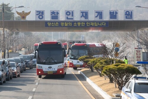 코로나19로 2주간 격리됐던 우한 교민 193명이 15일 오전 충남 아산시 초사동 경찰인재개발원을 떠나고 있다. [사진= 연합뉴스]