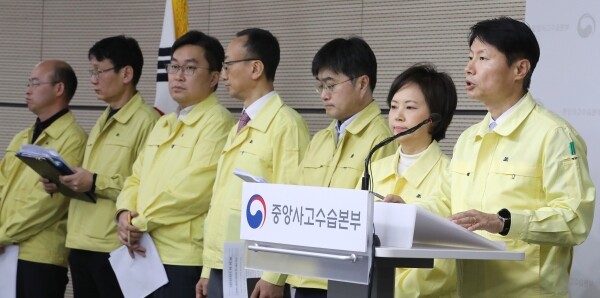 김강립 중앙사고수습본부 부본부장(보건복지부 차관)이 25일 오전 세종시 정부세종청사에서 코로나19 대응 중앙사고수습본부 회의 결과 등 정례브리핑을 마친 뒤 배석자들과 함께 취재진의 질문에 답변하고 있다. [사진= 연합뉴스]