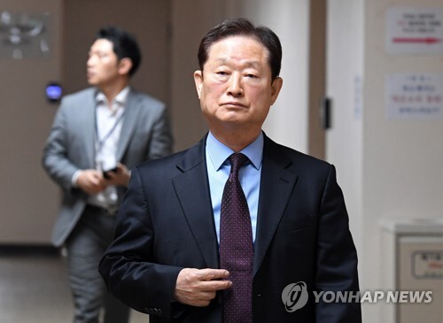고위공직자범죄수사처(공수처) 설립준비단이 첫 공수처 자문위원회를 개최한 10일 서울 종로구 정부서울청사에서 남기명 설립준비단장이 이동하고 있다.(사진=연합뉴스)