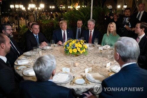 도널드 트럼프 미국 대통령이 지난 7일(현지시간) 플로리다에 있는 자신의 개인 별장 마러라고에서 자이르 보우소나루 브라질 대통령이 이끄는 브라질 대표단과 만찬을 했다. [사진= AFP/연합뉴스]