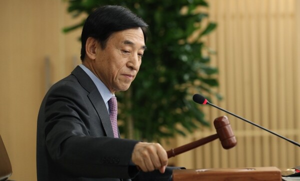 이주열 한국은행 총재가 16일 서울 중구 한국은행에서 열린 금융통화위원회에서 의사봉을 두드리고 있다. [사진= 연합뉴스]