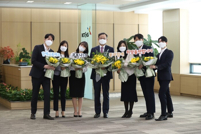 사진은 백복인 KT&G 사장(왼쪽에서부터 네 번째)이 창립기념일을 앞두고 직원들에게 꽃을 전달한 뒤 기념촬영을 하고 있는 모습.(사진=KT&G)