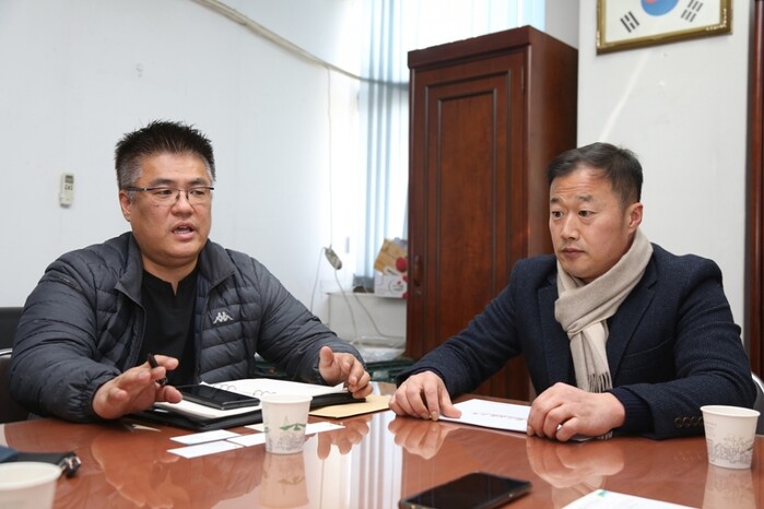 지난 20일 구리농수산물도매시장에서 만난 청송농장 이철희 대표(사진 오른쪽)와 인터넷청과 주성진 정가수의사업부 이사는 기자에게 스피루리나 딸기에 대해 설명하고 있다.
