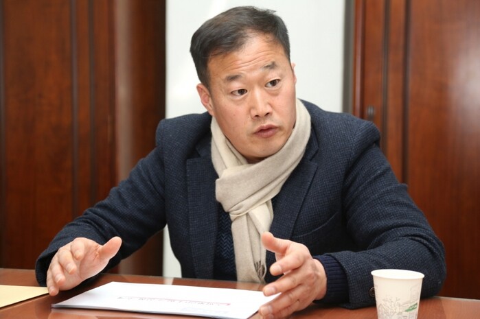 지난 20일 구리농수산물도매시장에서 만난 청송농장 이철희 대표(중도매법인)가 기자에게 스피루리나 딸기에 대해 설명하고 있다.
