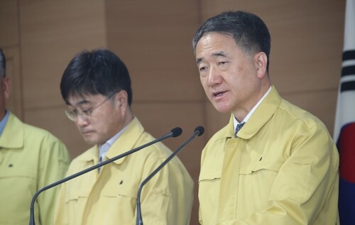 박능후 보건복지부 장관이 4일 오전 정부서울청사에서 코로나19 대응 중앙재난안전대책본부 회의를 마친 후 고강도 사회적 거리두기 연장을 발표하고 있다. [사진= 연합뉴스]