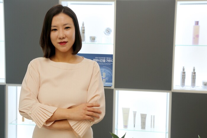 셀트리온 스킨큐어 이화성 센터장은 황장품 업계에 17년간 종사하고 있는 뷰티매니져이다.