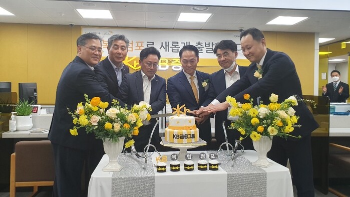 지난 6일 KB금융그룹 가산디지털종합금융센터 WM복합점포 개점식에서 KB국민은행 김동록 남부지역영업그룹대표(왼쪽에서 두번째), KB증권 이홍구 WM총괄본부장(왼쪽에서 네번째)이 임직원과 함께 축하케잌을 자르고 있다.(사진=KB금융그룹)