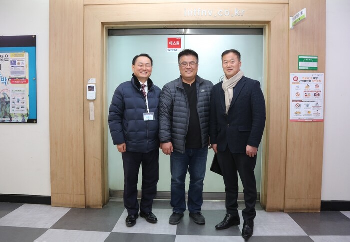 청송농장 이철희 대표(오른쪽)와 주성진 인터넷청과 이사(중앙)가 이갑용 서울시 지적발달 장애인 복지협회장(왼쪽)와 함께 기념 촬영을 하고 있는 모습.(사진=김경일 기자)