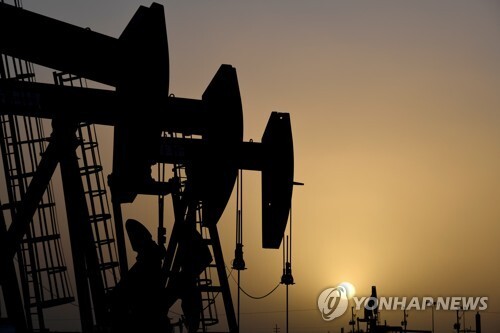 지난 4월 11일(현지시간) 미국 텍사스주 미들랜드에서 일몰 중에 작동 중인 원유 펌프 잭(pump jack)의 모습. [사진= 로이터/연합뉴스]