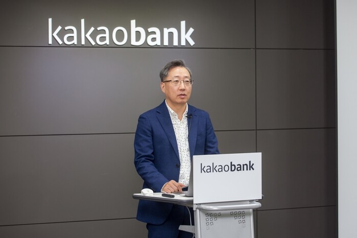 카카오뱅크 윤호영 대표이사가 27일 오전 서울 용산구 카카오뱅크 서울오피스에서 열린 온라인 기자간담회에 참석해 올해 계획에 대해 설명하고 있다.(사진=한국카카오은행)