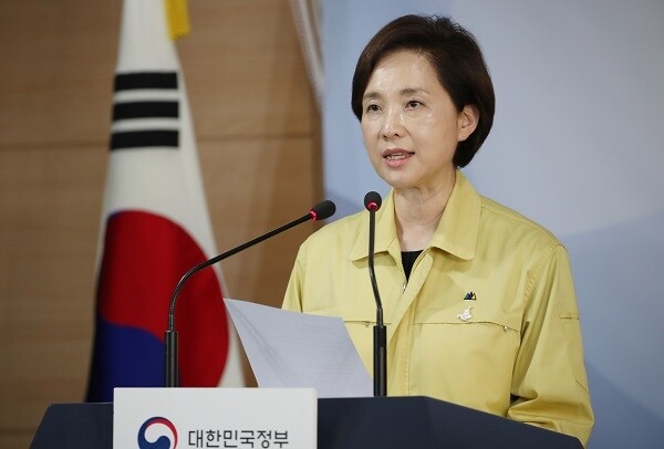 유은혜 사회부총리 겸 교육부 장관이 4일 오후 정부서울청사에서 열린 브리핑에서 등교 수업 일정을 발표하고 있다. [사진= 연합뉴스]