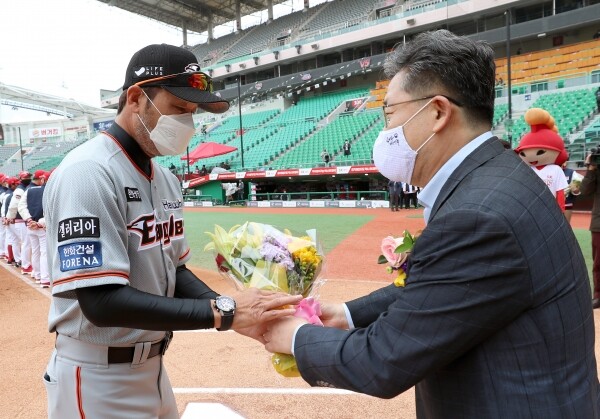 박양우(오른쪽) 문화체육관광부 장관이 5일 프로야구 공식 개막전이 열린 인천 SK행복드림 구장을 찾아 코로나19 대응 상황을 점검하고 개막행사에 참석해 한화이글스 한용덕 감독에게 꽃다발을 전달하고 있다. [사진= 문화체육관광부 제공]