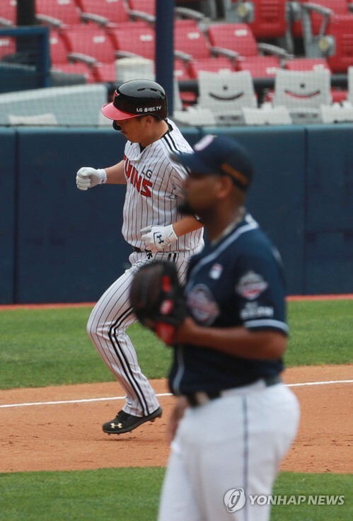 LG 김현수가  5일 오후 서울 잠실야구장에서 열린 두산 베어스와 LG 트윈스의 경기 3회말 1사 2루에서 투런 홈런을 치고 그라운드를 돌고 있다. [사진= 연합뉴스]