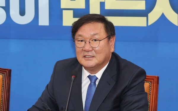 더불어민주당 김태년 신임 원내대표가 7일 오후 서울 여의도 국회에서 열린 기자간담회에서 기자 질문에 답하고 있다. [사진= 연합뉴스]