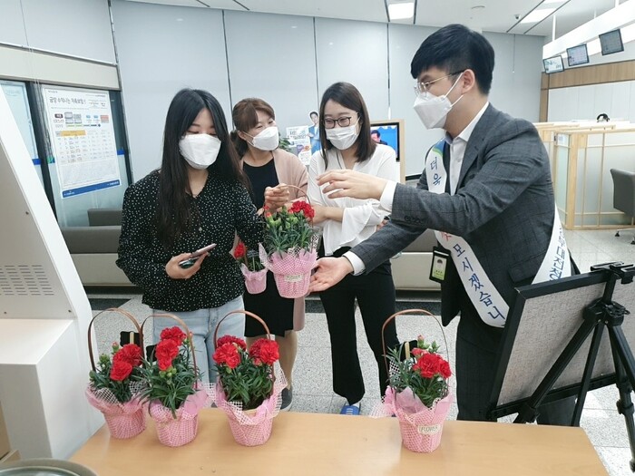 대전 정부청사 꽃 나눔행사 모습.(사진=NH농협은행)