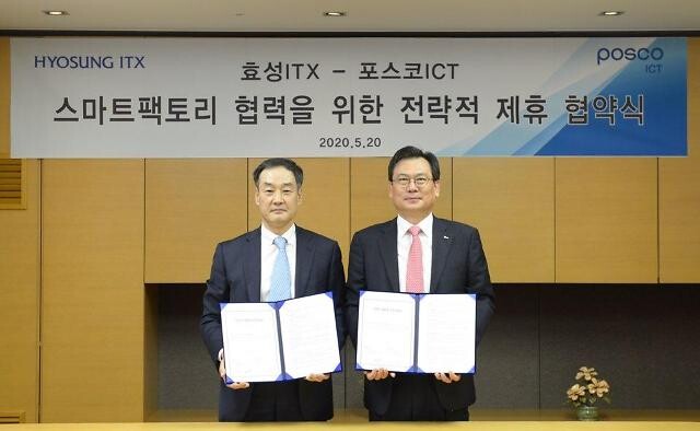 포스코ICT 손건재 사장(오른쪽)과 효성ITX 남경환 사장(왼쪽)이 경기도 판교 포스코ICT 사옥에서 스마트팩토리 협력을 위한 업무협약을 체결하고 있다.(사진=포스코ICT 제공)
