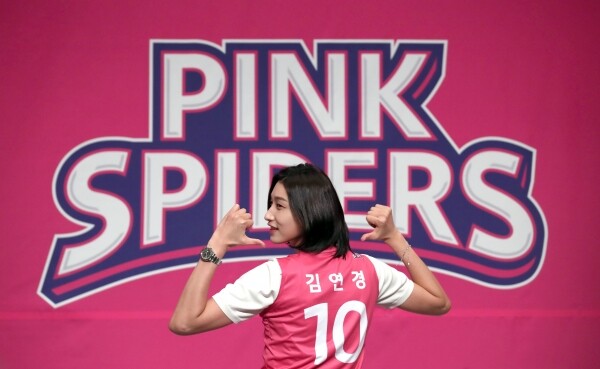 11년만에 국내 프로배구 V리그로 복귀한 '배구 여제' 김연경이 10일 오후 서울 중구 밀레니엄 힐튼 호텔에서 열린 흥국생명 배구단 입단 기자회견에서 유니폼을 착용한 뒤 기념촬영을 하고 있다. [사진= 연합뉴스]