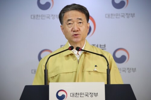 박능후 중앙재난안전대책본부 1차장(보건복지부 장관)이 28일 정부서울청사 브리핑실에서 신종 코로나바이러스 감염증(코로나19) 대응 현황 등을 브리핑하고 있다. [사진= 연합뉴스]