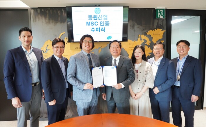 이명우 동원산업 대표이사(가운데 우)와 서종석 MSC 한국대표(가운데 좌)가 3일 동원산업 본사에서 MSC 인증 수여식을 진행했다.(사진=동원그룹)
