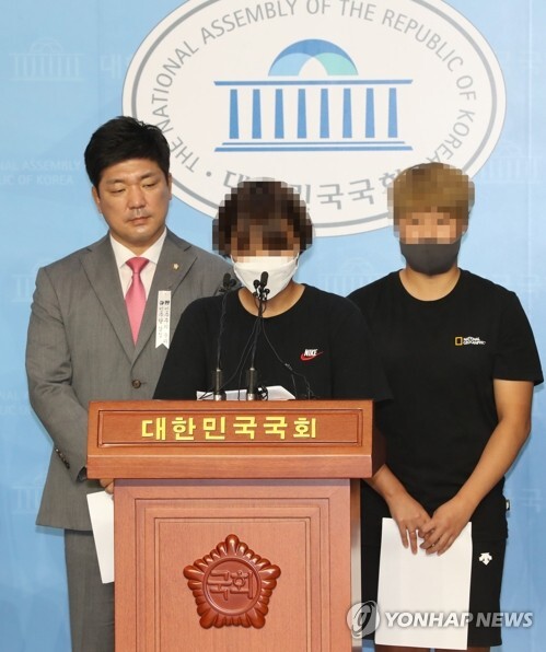 고 최숙현 선수의 동료 선수들과 이용 의원 등 미래통합당 의원들이 6일 오전 서울 여의도 국회 소통관에서 고 최숙현 선수 사망사건과 관련해 피해실태를 밝히는 기자회견을 하고 있다. [사진= 연합뉴스]