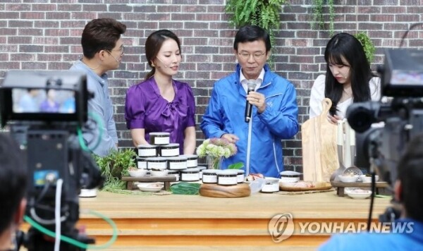 비대면 라이브커머스 판촉행사하는 문성혁 장관. [출처= 연합뉴스]