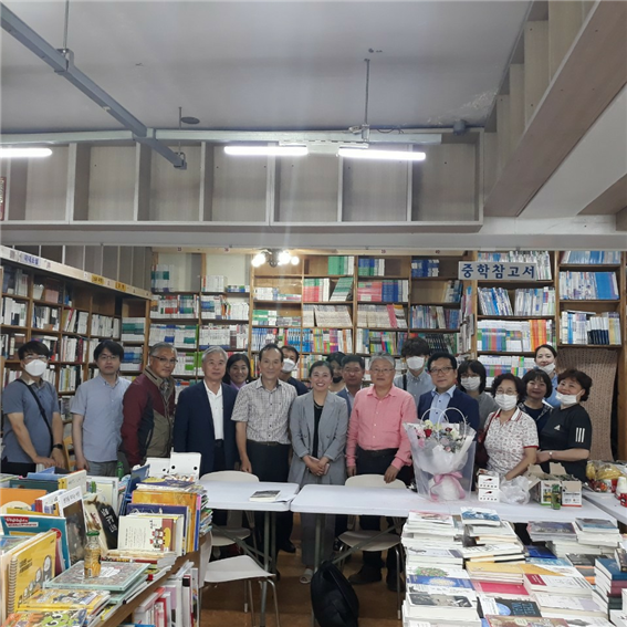 지난 6월 26일 '사이버시대 표현의 자유'에 참석하여 즐거운 논의를 나눈 송파문고 심야책방 사업의 모습, 가운데 박정인 해인예술법연구소장(회색) 왼쪽으로 송파문고 이진표 사장, 오른쪽으로 서울시교육청 임종근 학생인권위원회 위원장을 비롯하여 김형진 KBS PD, 배영한 한국승강기대학교수, 서초장애인부모회 김연회장, 송기호변호사, YTN 강하연리포터, 김동춘, 임충섭 문화재지킴이지도사 등이 참석했다.