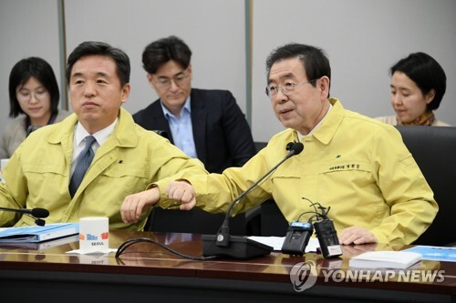 고 박원순 서울시장이 지난 1월 28일 서울시청에서 열린 코로나19 종합대책회의에서 서정협 행정1부시장 내정자와 바이러스 전파 예방 인사법을 선보이고 있다. [사진= 연합뉴스]