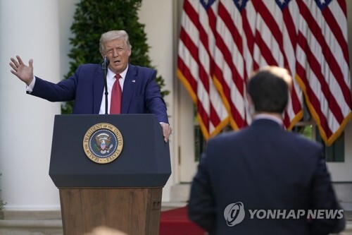 도널드 트럼프 미국 대통령이 14일(현지시간) 워싱턴DC 백악관의 로즈 가든에서 열린 기자회견에서 발언하고 있다. [사진= AP/연합뉴스]