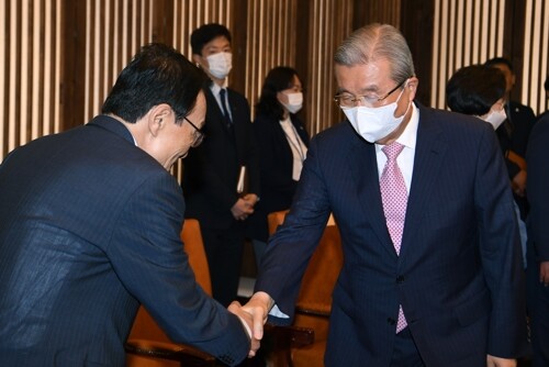 16일 더불어민주당 이해찬 대표(왼쪽)와 미래통합당 김종인 비상대책위원장이 국회에서 열린 문재인 대통령 차담회에 참석, 악수하고 있다. [사진= 연합뉴스]
