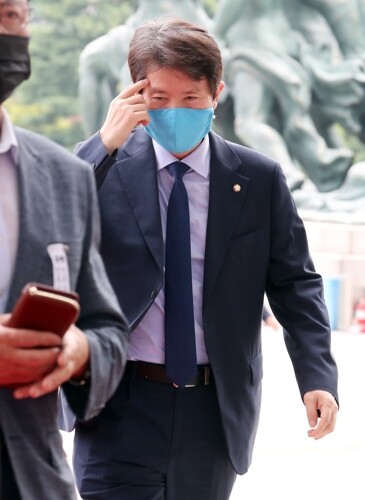 이인영 통일부 장관 내정자가 16일 오후 국회에서 열린 제21대 국회 개원식에 참석하기 위해 본관으로 들어서고 있다. [사진= 연합뉴스]