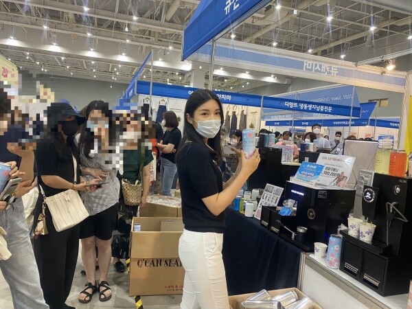2020 수원 카페&베이커리페어 에서 수제캔커피 무료증정하는 윤서컴퍼니대표.[사진= 메가경제신문]