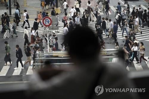 일본 내 코로나19 확산세가 거세다. 7일 수도 도쿄도 시부야구의 한 교차로에서 행인들이 길을 걷고 있는 모습. [사진= AP/연합뉴스]