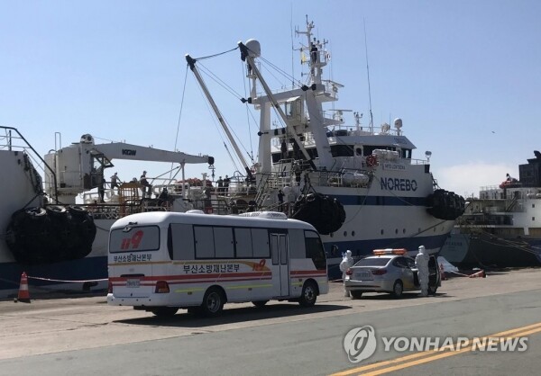 17일 부산 감천항에서 부산소방재난본부가 러시아 선박에 탑승해 있던 코로나19 확진자 이송을 하고 있다.[사진= 연합뉴스]