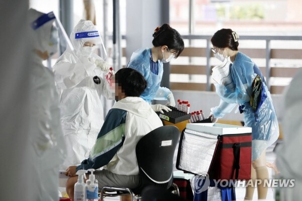 코로나19 검사로 분주한 선별진료.[출처= 연합뉴스]