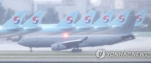 이라크 파견 근로자들을 태운 공군 공중급유기 'KC-330'가 24일 오전 인천국제공항에 착륙하고 있다. [사진= 연합뉴스]