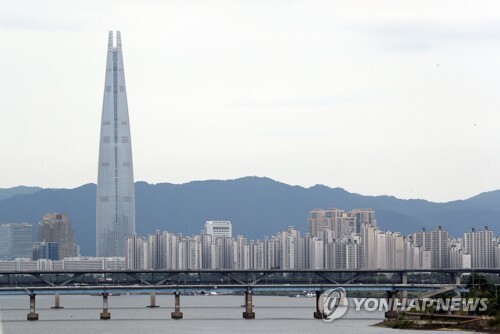 6·17 부동산 대책 발표 3주 만에 다시 나온 '7·10 대책'은 종합부동산세·양도소득세·취득세를 한꺼번에 큰 폭으로 올리는 내용이 담겼다. 사진은 서울 송파구 잠실 아파트 단지. [사진= 연합뉴스]