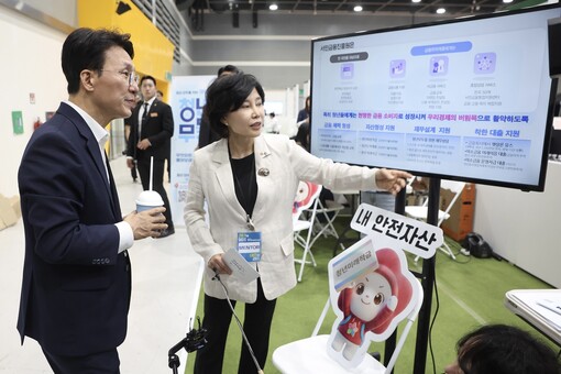 서민금융진흥원 부스를 둘러보고 있는 김민석 국무총리