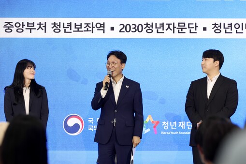 젊은 한국 멘토링 콘서트에서 청년들과 대화를 나누고 있는 김민석 국무총리