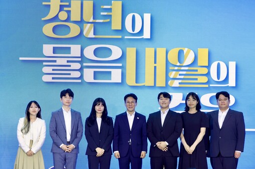 청년보좌역·2030청년자문단·청년인턴들과 기념촬영 중인 김민석 국무총리