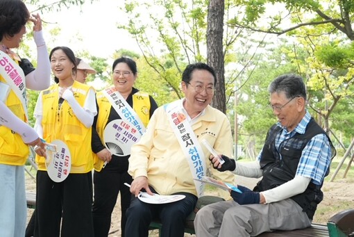 박재범 남구청장, 평화공원 찾아 쿨링...